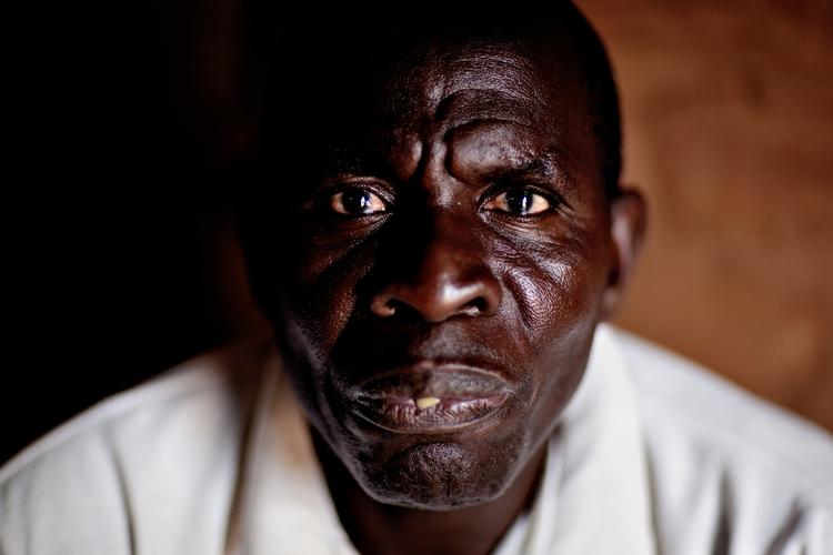 Doktor Luumuno har indledt et opsigtsvækkende samarbejde med lægerne på det lokale missionshospital om bekæmpelsen af hiv. 