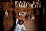 Doktor Luumuno er traditionel healer i Macha-distriktet i Zambia. Her sidder han i den lille hytte, hvor han opbevarer de remedier, som er helt nødvendige for enhver traditionel healer. På hylden  har Doktor Luumuno al sin naturmedicin - knuste urter, som han har fundet i nærområdet. 