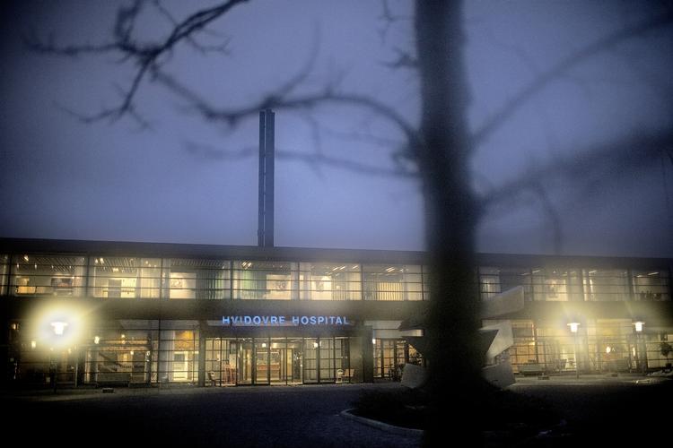 Operationen. Efter en enkelt nat på hospitalet havde den 67-årige Gertrud Karla Nielsen fået en ny hofte. Operatoinen gik godt. Helt planmæsigt. Men juleaften blev ikke den mest festlige. Gertrud Nielsen havde kvalme efter operationen, og hun følte sig  træt. 