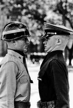 Faderens fotografier. En ny rekrut over for sin overordnede på militærakademiet West Point, USA, 1957. Alle fotos: Pierre Boulat/Association Pierre &amp; Alexandra Boulat 