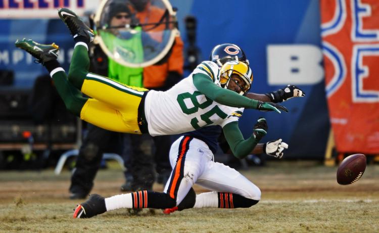fight. Greg Jennings (85) fra Green Bay kæmper om bolden med Chicago Bears'  cornerback Charles Tillman. 