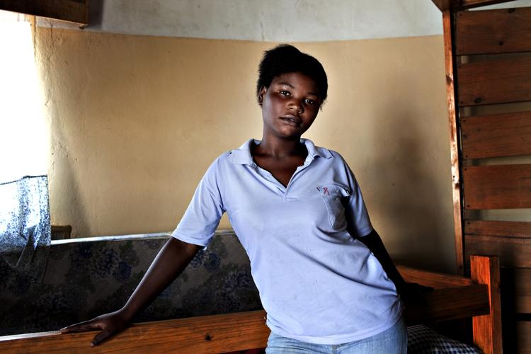 Joyce Phiri er 18 år. De seneste fire måneder har hun boet på Umoyo Training School, der støttes af Folkekirkens Nødhjælp. Projektet vil få del i de midler, der indsamles i forbindelse med Danmarks Indsamling2011.  På skolen lærer Joyce at sy og designe tøj. Joyce er forældreløs, og har aldrig afsluttet sin grundskoleuddannelse. Opholdet på Umoyo Training School kan være hendes billet til et nyt liv udenfor slummen. 