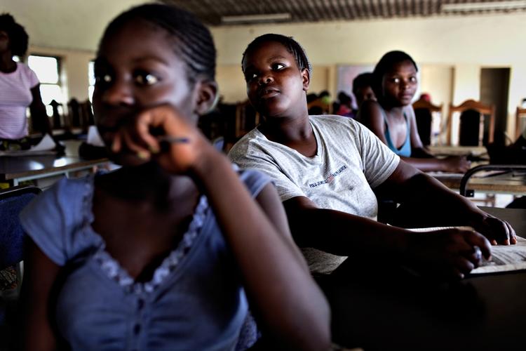 Langt de fleste piger på skolen mangler basale færdigheder. Fælles for dem er, at de kommer fra et af de allerfattigste slumområder i Lusaka. Pigerne undervises også i, hvordan de skal beskytte sig mig overgreb og vold og kønssygdomme som for eksempel hiv. 
