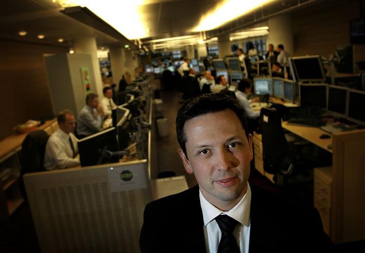 Steen Bochian og Danske Bank har regnet sig frem til, at mennesker med lave indtægter vil miste penge næste år. 