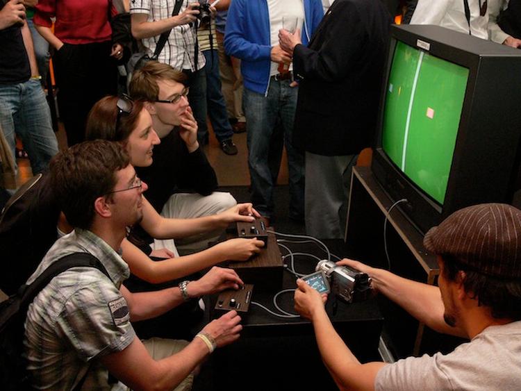 Gæster ved det tyske Computerspielemuseum omkring en af de allertidligste spillekonsoller. Museet åbner i dag i Berlin. 