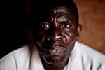 healer. Doktor Luumuno har indledt et utraditionelt samarbejde med det lokale missionshospital om bekæmpelsen af hiv. 