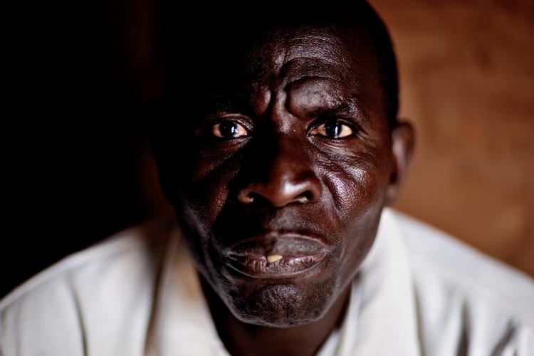 healer. Doktor Luumuno har indledt et utraditionelt samarbejde med det lokale missionshospital om bekæmpelsen af hiv. 