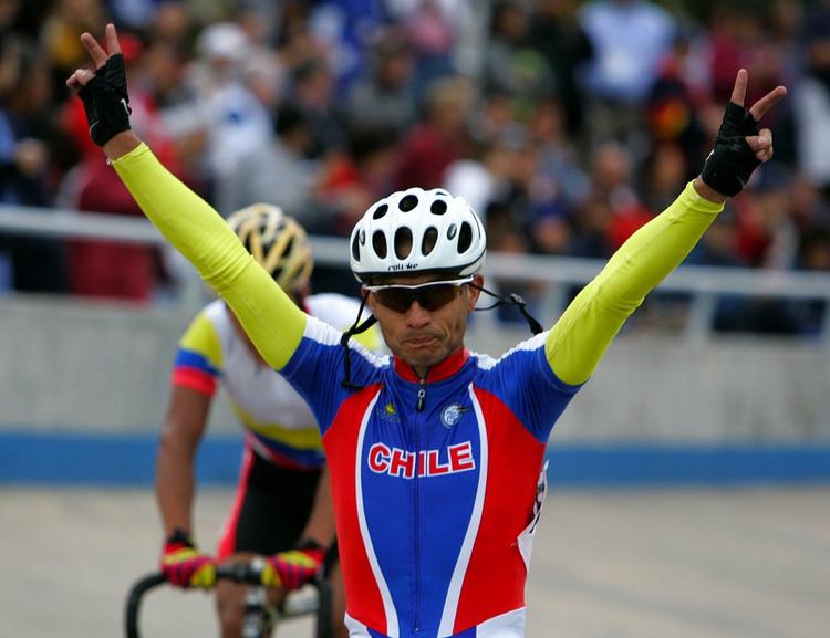 veteran. Marco Arriagada vinder på billedet 40 kilometer løbet ved Odesur legene i Argentina i 2006. 