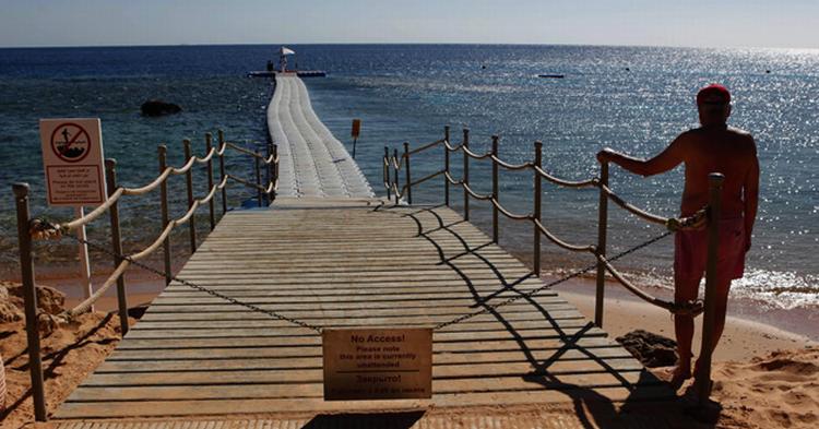 BADEFORBUD. Det er stadig forbudt at gå i vandet mange steder i den egyptiske badeby Sharm el-Sheikh 
