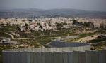 Omstridt område. Oversigtsbillede over en af de israelske bosættelser i Østjerusalem, Pisgat Zeev. I forgrunden ses den israelske mur mellem israelske og palæstinensiske områder. 