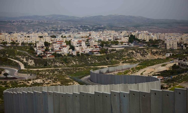 Omstridt område. Oversigtsbillede over en af de israelske bosættelser i Østjerusalem, Pisgat Zeev. I forgrunden ses den israelske mur mellem israelske og palæstinensiske områder. 