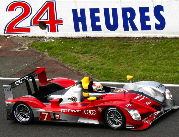 podieplads. Audi nummer 7 kørt af Tom Kristensen, Rinaldo Capello og Allan Mc Nish blev nummer tre i Le Mans. 