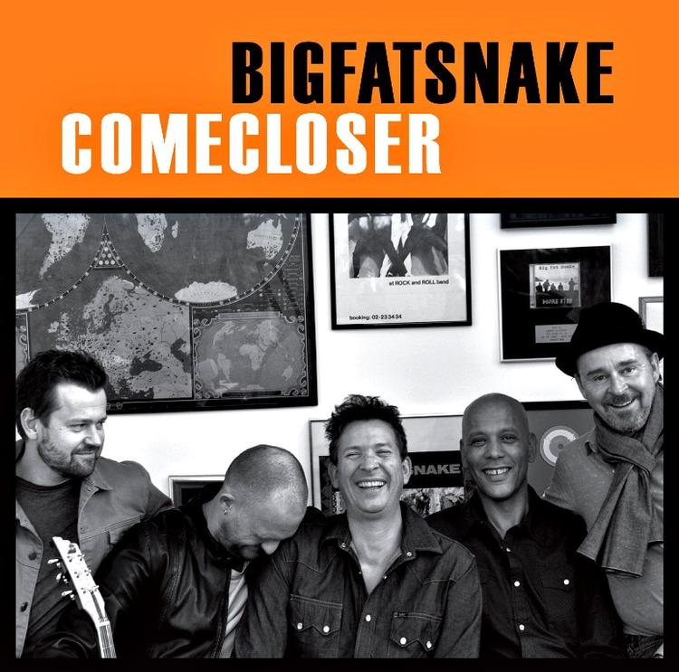 Sjældent er mudderet fløjet så hidsigt gennem luften i den ellers så fredsommelige danske rockandedam. Big Fat Snake og tidligere medlem i bandet, Peter Viskinde, har begge lavet et album efter det dramatiske brud. Foto fra cover. 
