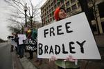 OPBAKNING. Bradley Manning-støtter demonstrerer mod hans fængsling ud for FBI's hovedkvarter  i Washington. 