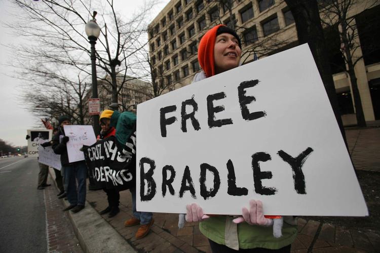 OPBAKNING. Bradley Manning-støtter demonstrerer mod hans fængsling ud for FBI's hovedkvarter  i Washington. 