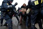 KLIMADEMONSTRATION. Optagelser af politiets indsats under demonstration ved klimatopmødet får kritik af politiet. Men den er grundløs, mener instruktør. 