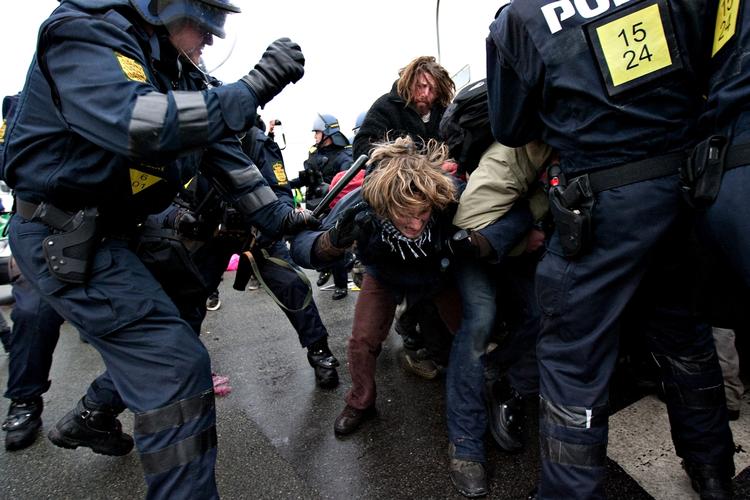 KLIMADEMONSTRATION. Optagelser af politiets indsats under demonstration ved klimatopmødet får kritik af politiet. Men den er grundløs, mener instruktør. 