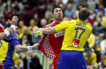 jernmanden. Sveriges Oscar Carlen har rigtig godt fat i Kroatiens Blanzenko Lackovic. Det har svenskeren haft så mange gange under VM, at han er den spiller på det hårde svenske hold, som har haft flest udvisningsminutter. 