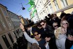 Dobbeltdækkerbussen fyldt med fest invaderer Distortion-festivalen i Pisserenden onsdag eftermiddag. 