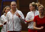 hold-tennis. Caroline Wozniacki (forrest til venstre) varmer op med holdkammeraterne Karina Ildor-Jacobsgaard (tv), Mai Grace og Malou Ejdesgaard (th) før Fed Cup-kampene i Oeiras i Portugal for et år siden. 