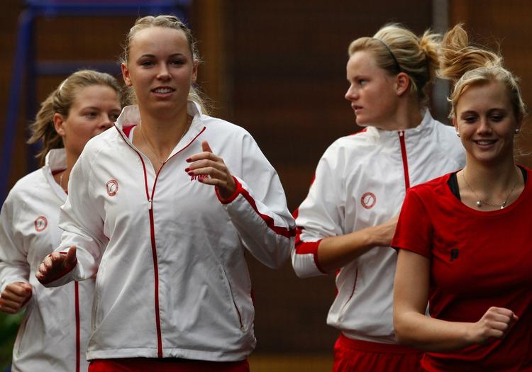 hold-tennis. Caroline Wozniacki (forrest til venstre) varmer op med holdkammeraterne Karina Ildor-Jacobsgaard (tv), Mai Grace og Malou Ejdesgaard (th) før Fed Cup-kampene i Oeiras i Portugal for et år siden. 