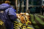 Eksplosion. Domodedovo er den mest trafikerede lufthavn i Moskva. Her bæres en af de sårede efter selvmordsaktionen ud. 