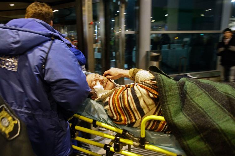 Eksplosion. Domodedovo er den mest trafikerede lufthavn i Moskva. Her bæres en af de sårede efter selvmordsaktionen ud. 