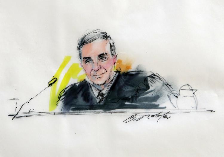 Massakre. Den 22-årige amerikaner, der er  anklaget for blandt andet at have skudt kongreskvinde Gabrielle Gifford i hovedet erklærer sig ikke-skyldig. På tegningen vises dommeren Larry Burns. 