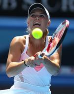 Sejt. Caroline Wozniacki måtte gennem en hård tre-sætter og to en halv times spill, før italieneren  Schiavone var besejret. 