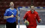 comeback. Michael Knudsen var i højt humør, da han mandag atter var at finde i en dansk VM-landsholdstrup. Her blev det blandt andet til nogle løbeture med målmand Søren Rasmussen under træningen. 