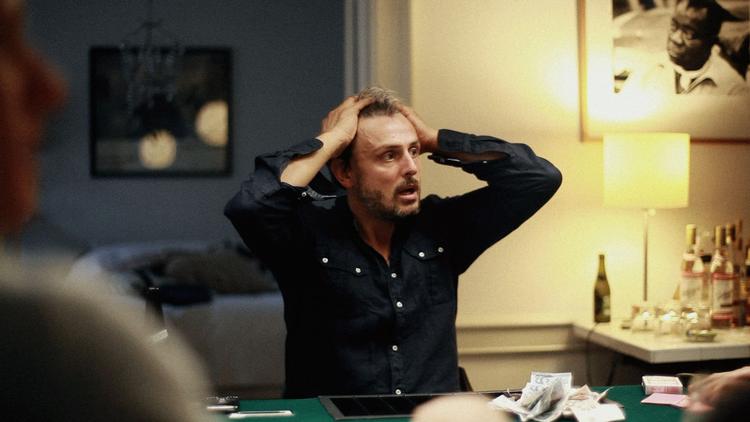 Pokerface. Dejan Cukic har instrueret 'Pokerfjæs', hvor en række mandlige kendisser tager på drengerøvstur til Las Vegas. 