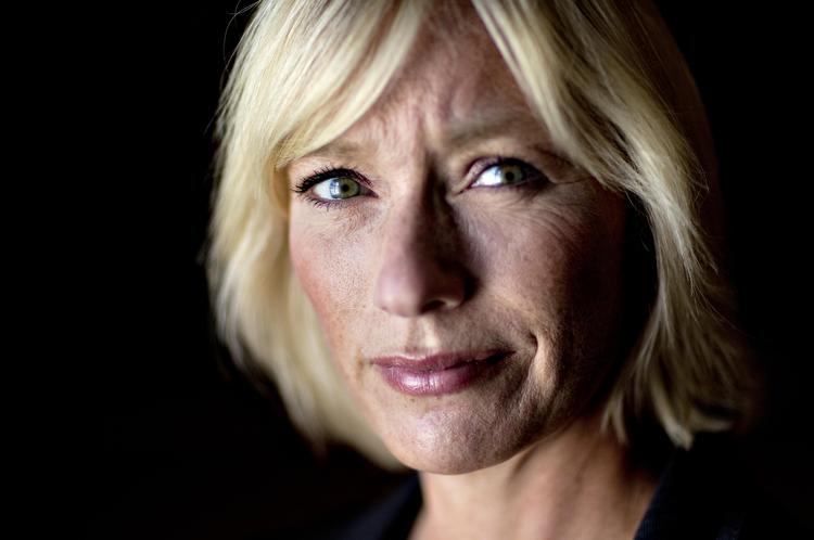 Modvind. Henriette Kjær er kommet i modvind, efter at det er kommet frem, at hun og hendes mand har fået flere domme som dårlige betalere. En meningsmåling  viser, at et flertal mener, at hun bør trække sig. 
