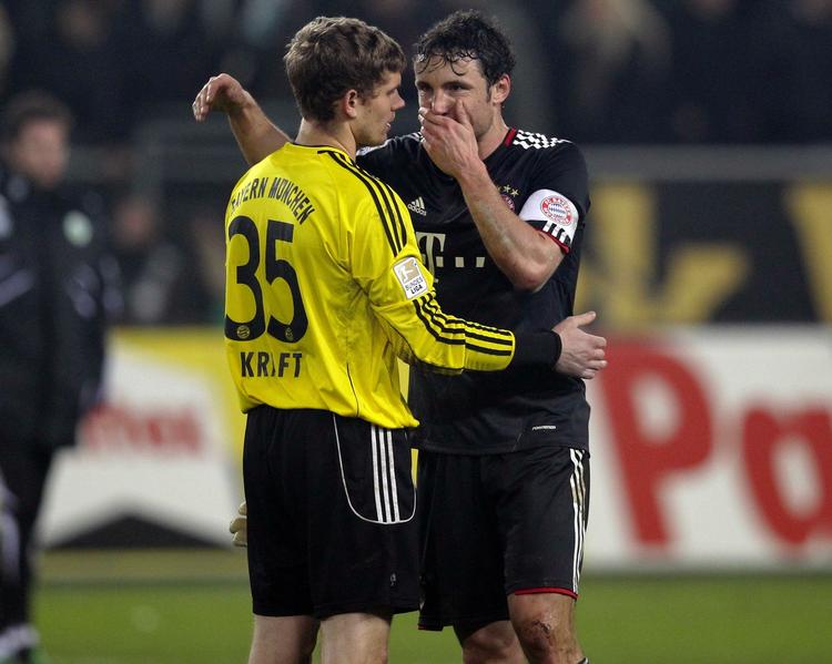 Farvel. Mark van Bommel er færdig i Bayern München, hvor den unge målmand Thomas Kraft er ved at bide sig fast. 