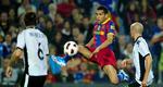 Farlig. Dani Alves er en topspiller, men om et år kan han skifte gratis. Derfor skal Barcelona sælge nu, mener Johan Cruyff. 