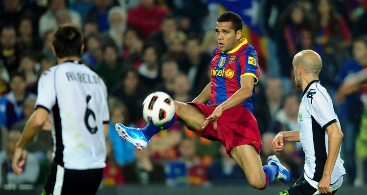 Farlig. Dani Alves er en topspiller, men om et år kan han skifte gratis. Derfor skal Barcelona sælge nu, mener Johan Cruyff. 