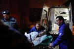 Terror. En såret hjælpes væk efter gårsdagens terrorhandling i Moskva, som dræbte 35 og kvæstede hundredevis. 