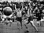 mål. 19 gange - her i en kamp i Idrætsparken mod AB - scorede Uffe Brage (th.) i 1971, hvilket gjorde ham til topscorer i dansk fodbolds bedste række. 