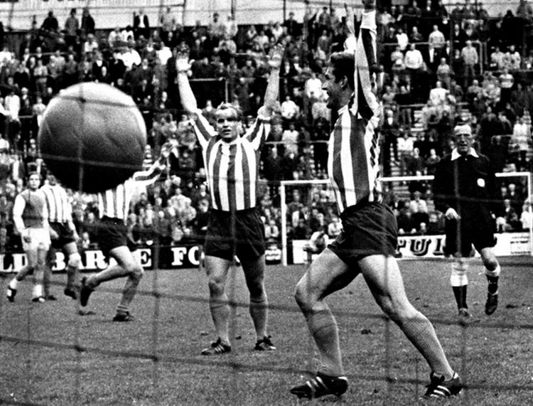 mål. 19 gange - her i en kamp i Idrætsparken mod AB - scorede Uffe Brage (th.) i 1971, hvilket gjorde ham til topscorer i dansk fodbolds bedste række. 