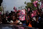 Valgkaos. Massive protester efter første runde af præsidentvalget i Haiti prægede gadebilledet i december. Tilhængerne af musikeren Michel Martelly ville ikke acceptere den valgfusk, der formentlig har fundet sted. 