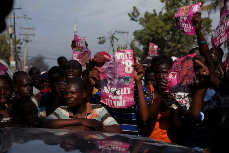 Valgkaos. Massive protester efter første runde af præsidentvalget i Haiti prægede gadebilledet i december. Tilhængerne af musikeren Michel Martelly ville ikke acceptere den valgfusk, der formentlig har fundet sted. 