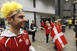 Helgardering. Hvis man ikke vil være uvenner med nogen kan man jo gøre som 38-årige Martin Wiese og holde lidt med begge hold. Han er dansker og bor i Sverige. Han håber mest på sejr til Danmark, dog. 
