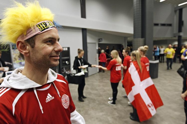 Helgardering. Hvis man ikke vil være uvenner med nogen kan man jo gøre som 38-årige Martin Wiese og holde lidt med begge hold. Han er dansker og bor i Sverige. Han håber mest på sejr til Danmark, dog. 