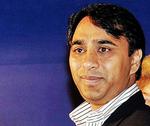 velgørenhed? Vikram Akula voksede op i USA og tog i 1990'erne til Indien. Først for at arbejde for en ngo, siden for at etablere mikrolånsbanken SKS Microfinance. 