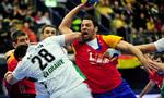 vindere. Spanien vandt den syvende kamp ved VM, da det blev 30-24 over Ungarn. Uafgjort mod Frankrig er Spaniens eneste pointtab. 