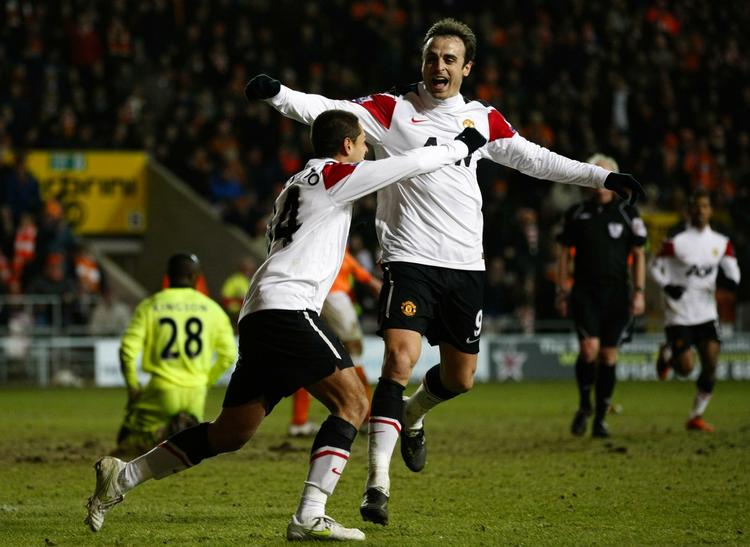 Målscorerne. Dimitar Berbatov scorede det første og det tredje, Javier Hernandez det andet, da Manchester United gik i udbrud i Premier League. 
