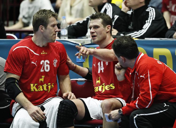 stormøde. Kasper Nielsen får direktiver af nytilkomne Michael Knudsen på den danske bænk. 