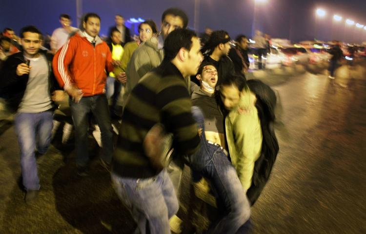 uro. Demonstranter og politi stødte sammen flere gange i aftes. Politiet kastede tåregas for at splitte de tusindvis af mennesker, der var mødt op på Tahrir-pladsen for at protestere mod præsident Hosni Mubarak. 
