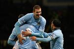 stjernekram. Yaya Touré løfter på Manchester Citys nyindkøb Edin Dzeko, mens Carlos Tévez også vil være med i en målfejring. Uefa’s nye regler bliver svære at trække ned over den engelske storklub, der efter flere eksperters mening let kan finde smuthuller. 