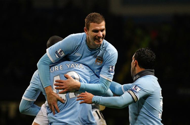 stjernekram. Yaya Touré løfter på Manchester Citys nyindkøb Edin Dzeko, mens Carlos Tévez også vil være med i en målfejring. Uefa’s nye regler bliver svære at trække ned over den engelske storklub, der efter flere eksperters mening let kan finde smuthuller. 