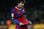 forbudt. Lionel Messi sender en fødselsdagshilsen til sin mor i Argentina med et løft i trøjen, da han har scoret for Barcelona i weekendens kamp. 